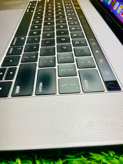 Apple MacBook Pro A1990 (2018, 15-inch) | i9 | 32GB | 512GB SSD | 4GB GPU