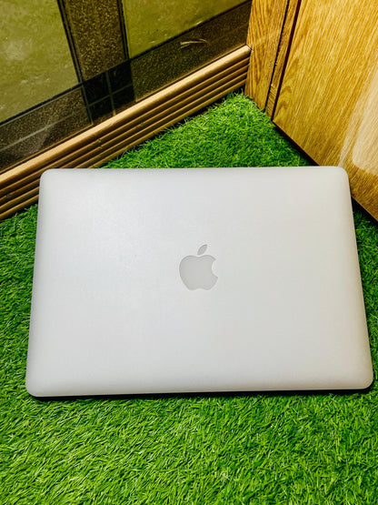 Apple Macbook Air 2015(13.3") i5 8/256. Used But New Condition 10/10.