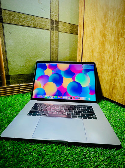 Apple MacBook Pro A1990 (2018, 15-inch) | i9 | 32GB | 512GB SSD | 4GB GPU