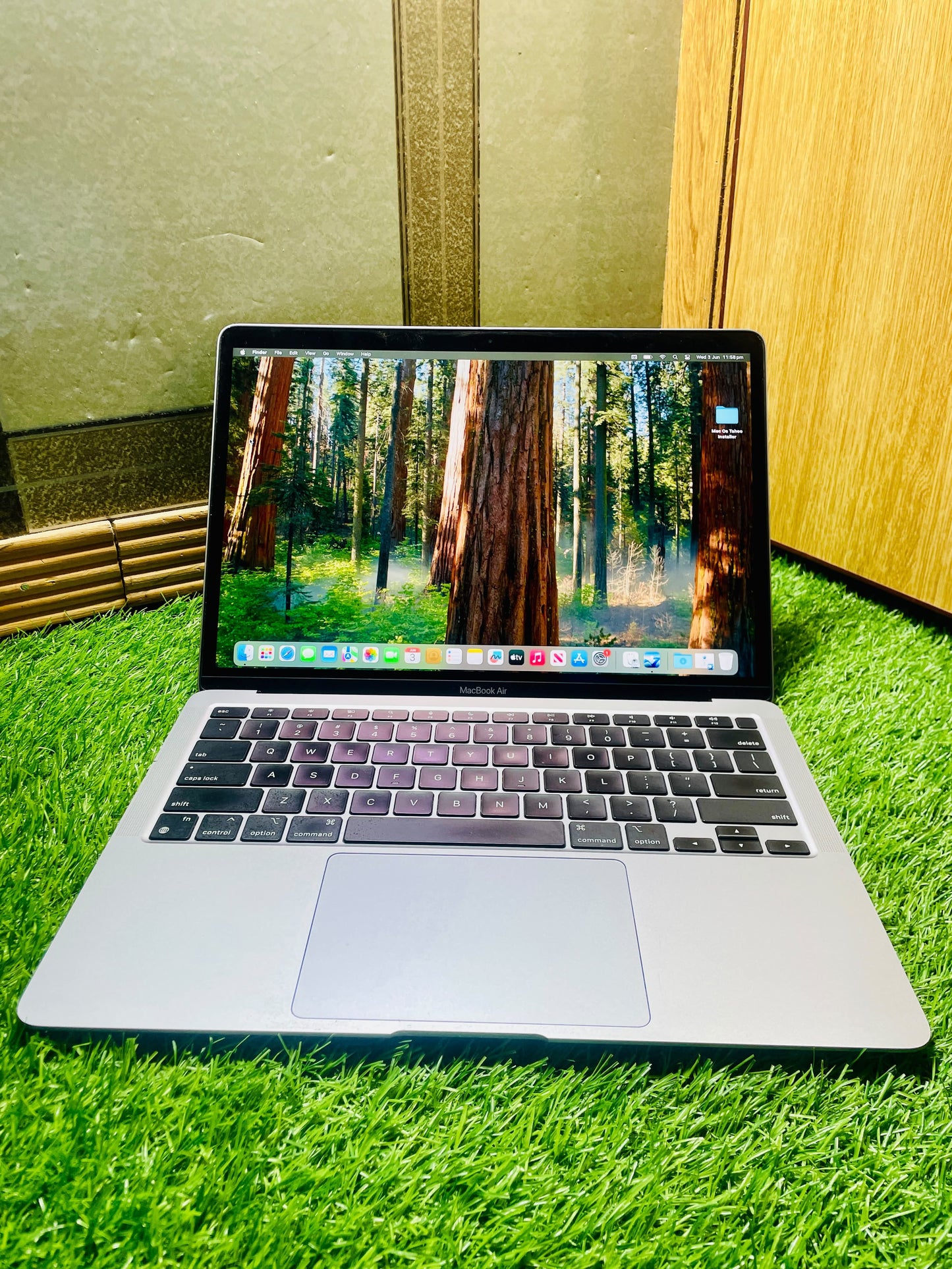 Macbook Air M1 Chip 2020(13.3") 8/256 Used But Condition Like New.