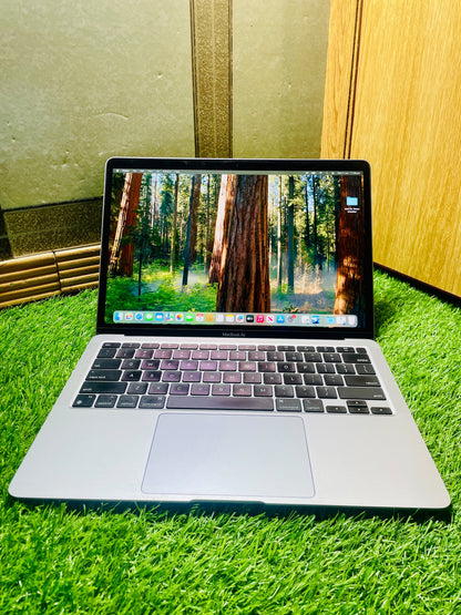 Macbook Air M1 Chip 2020(13.3") 8/256 Used But Condition Like New.