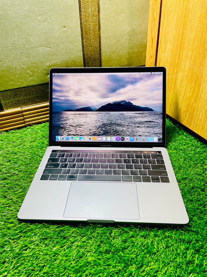 MacBook Pro A1706 2016 13-inch 2016 i5 8/256 SSD Condition Used Like New