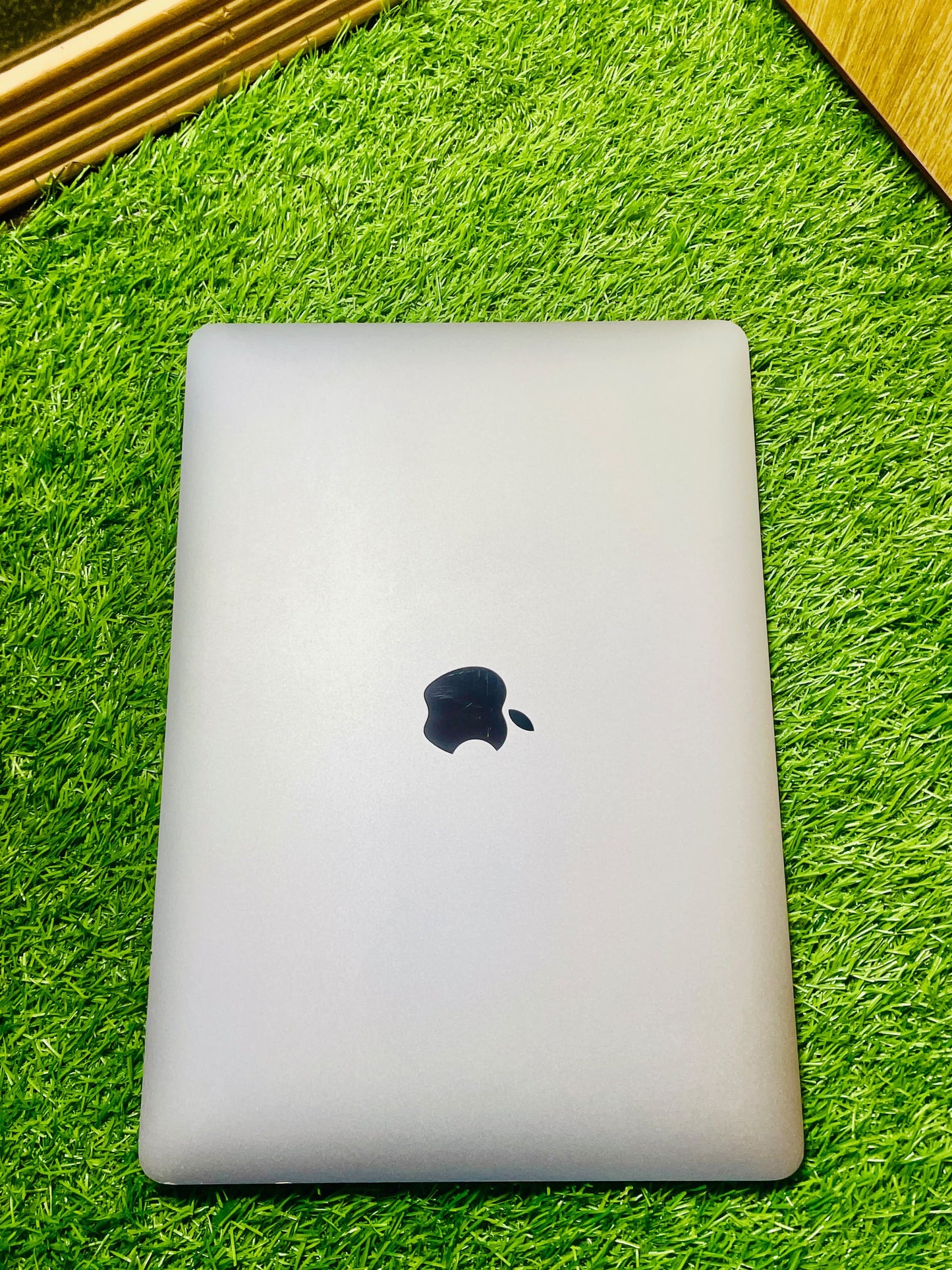 Macbook Air M1 Chip 2020(13.3") 8/256 Used But Condition Like New.